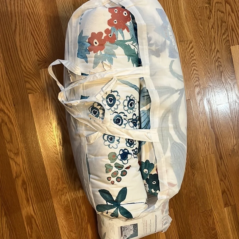 Anthropologie Velvet Hollyhock Quilt Size Queen with Shams NWT